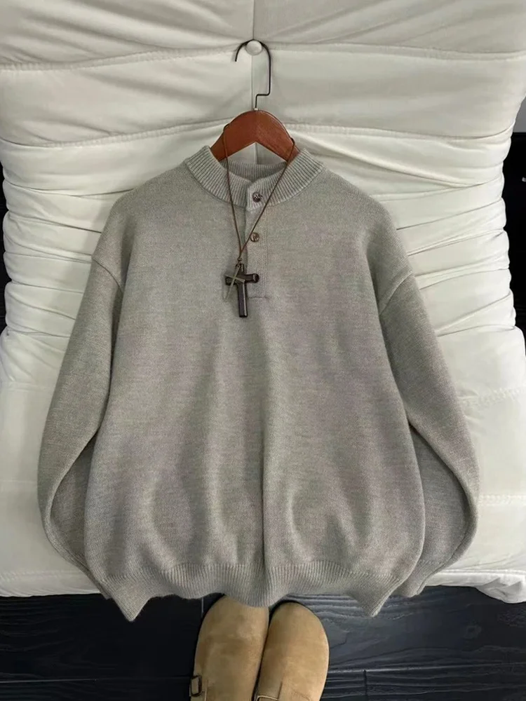 

Мужской вязаный свитер с воротником хенли в американском стиле, осенне-зимняя новинка, вязаная рубашка в стиле Old Money, базовый свитер с высоким воротом и элегантным дизайном.