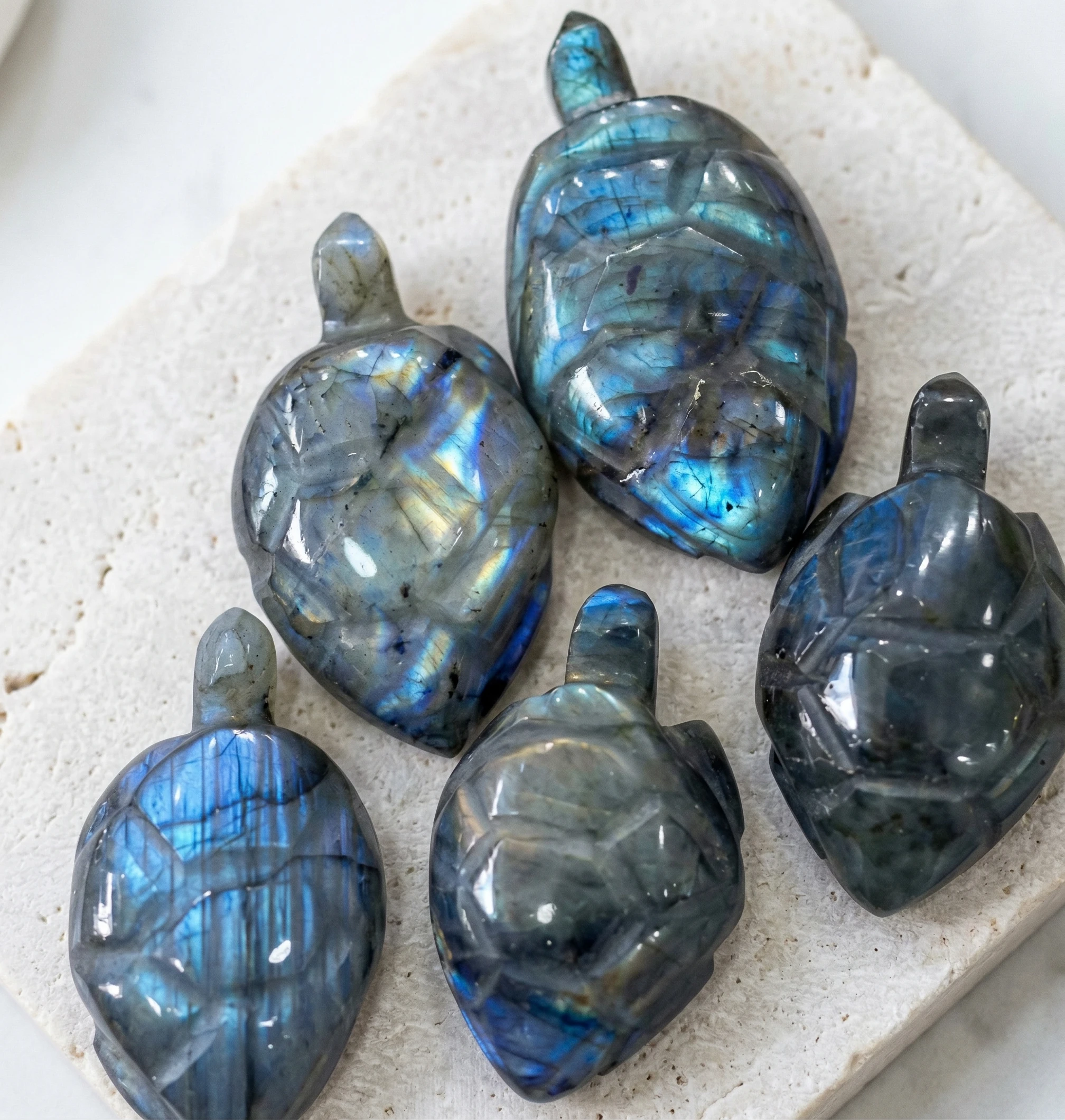 This natural, high-quality labradorite ornament is suitable for home, living room, office, and desktop use.