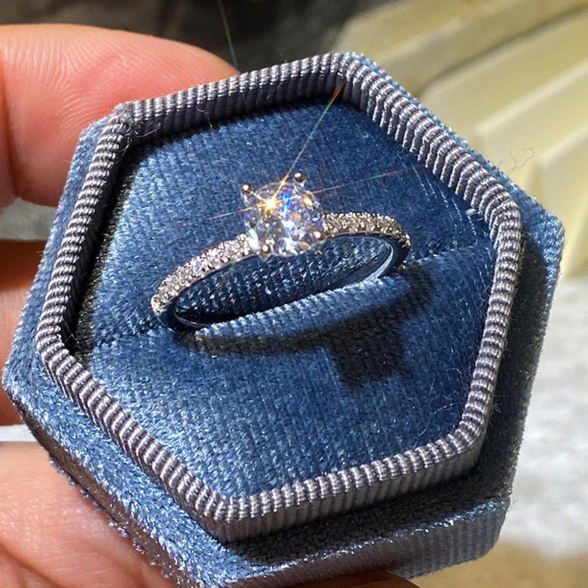 الكلاسيكية 4 مخالب تصميم جولة زركونيا النساء خواتم الخطبة الزفاف المتاحة منخفضة مفتاح مجوهرات الزفاف الساخن بيع