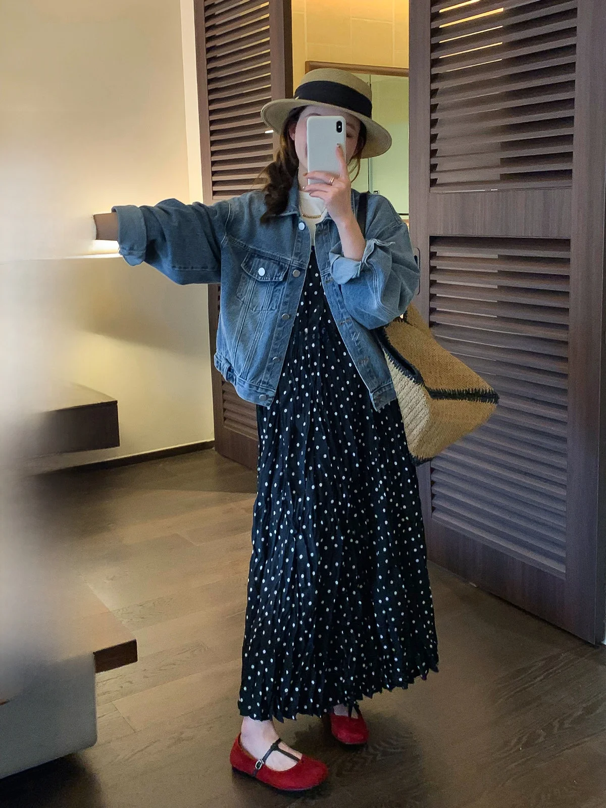 

Синяя джинсовая куртка с эффектом потертости, женская, свободного кроя, стройнящая, весна 2026, винтажный стиль, для повседневной носки, короткая куртка для женщин