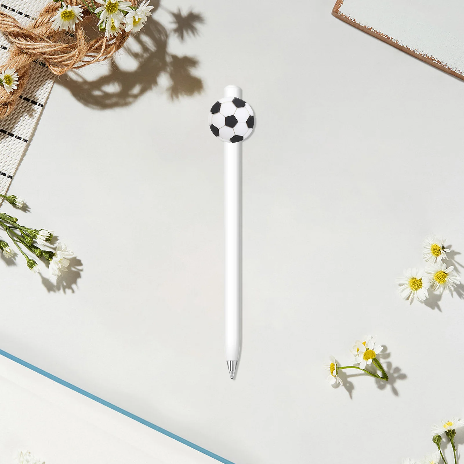 

Набор зажимов для футбольных ручек из 10 зажимов в форме футбольного мяча для ручек, карандашей, настольных органайзеров, идеально подходящих для любителей спорта