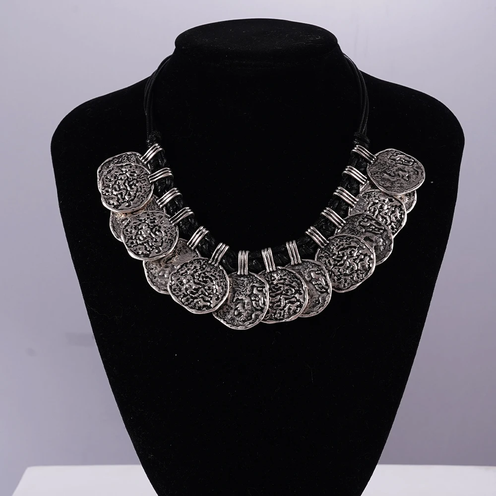 

Vintage Circular Pendant Necklace With Exaggerated Handcrafted Knotted Collarbone Chain Performance Rapper Accessories