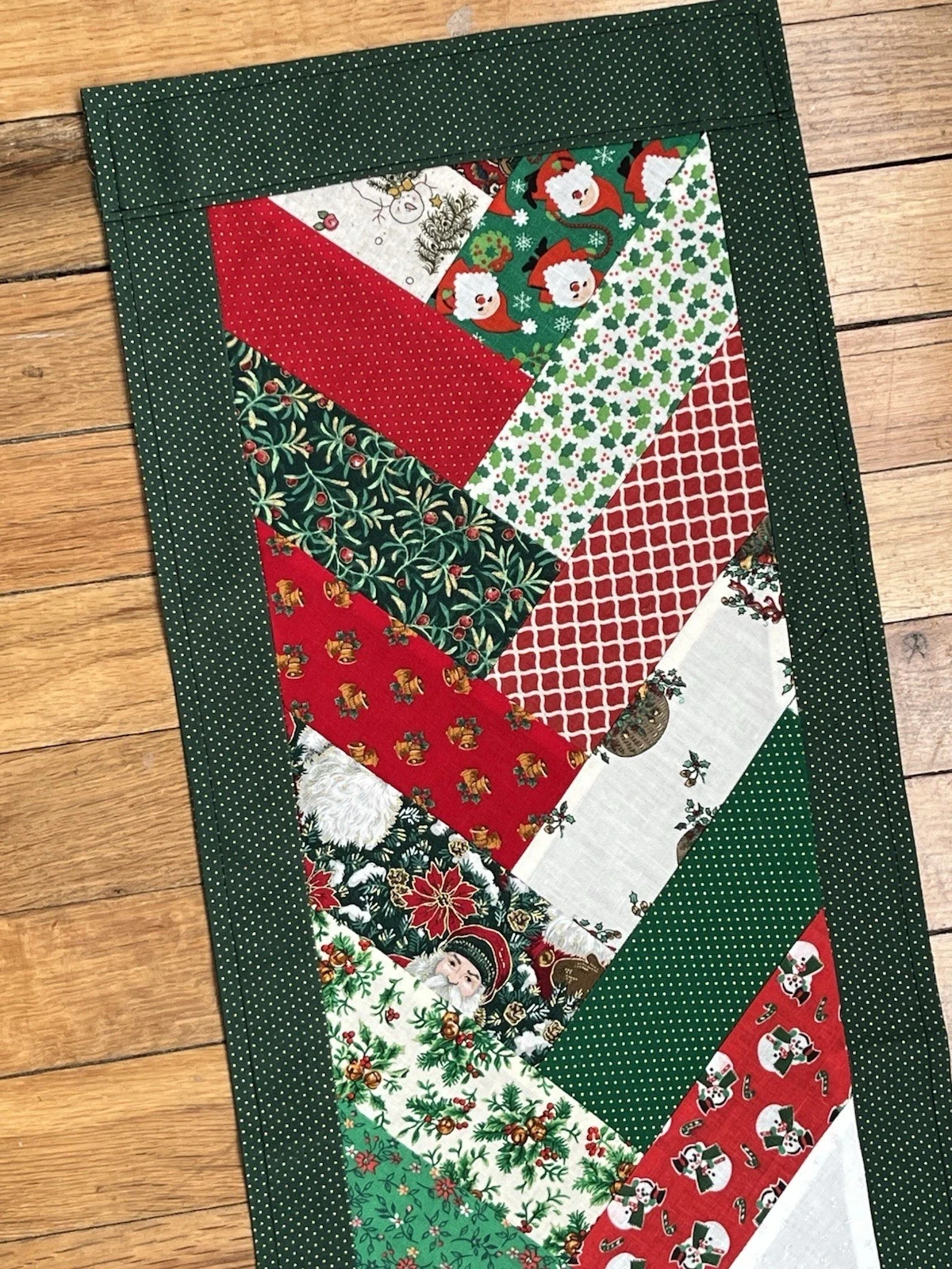 

Christmas patchwork table flag tablecloth，vintage Santa Claus design,waterproof tablecloth,Christmas home decoration，ideal gift