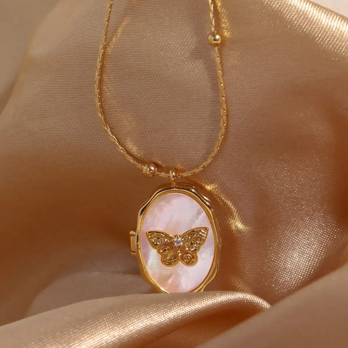 Vintage White Shell Butterfly Necklace for Women Openable Album Photo Frame Locket Geometric Pendant Necklaces Elegant Jewelry