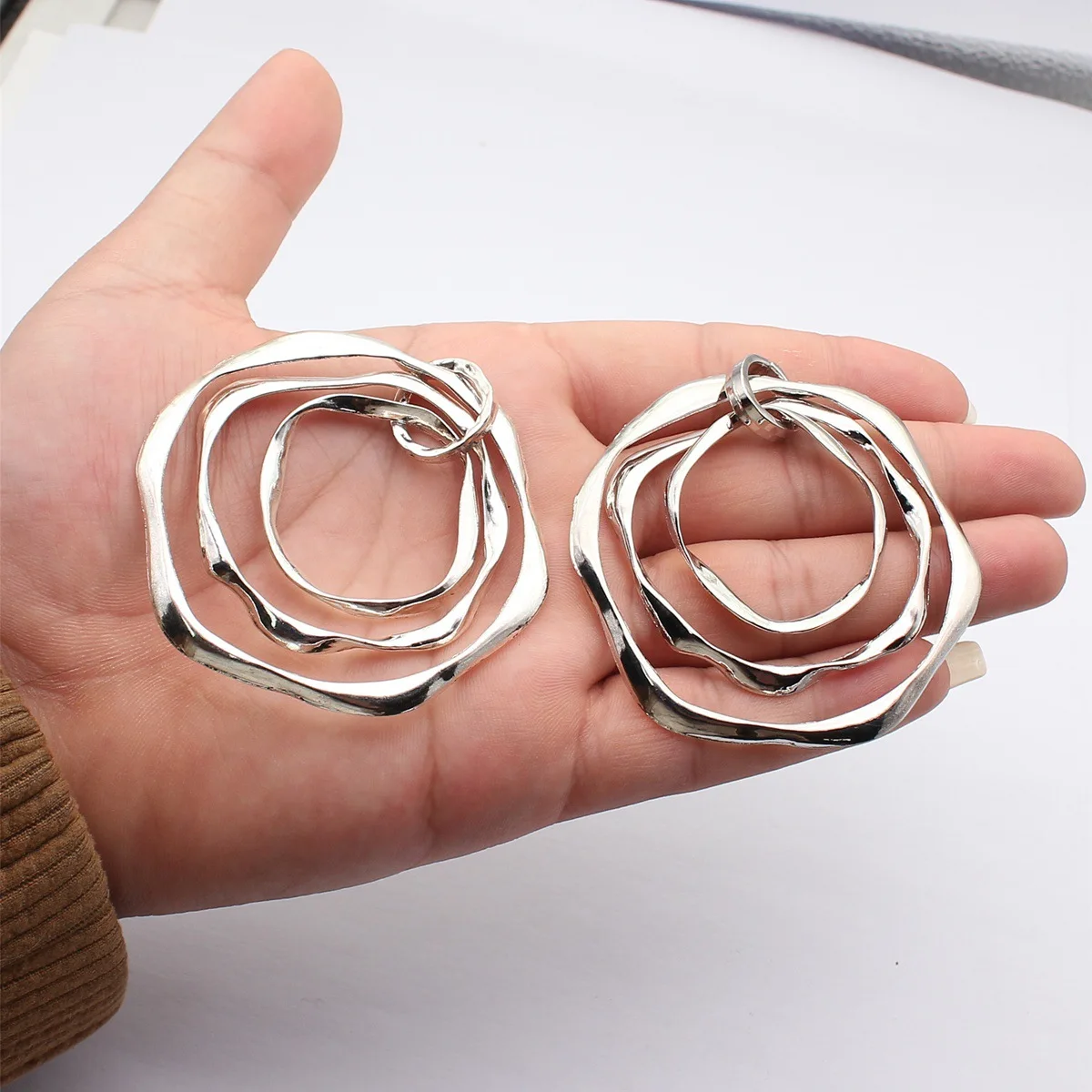 

WYSIWYG 1pcs 71x70mm 2 Colors Antique Silver Color Rhodium Color Three-Layered Irregular Hammered Circle Pendant