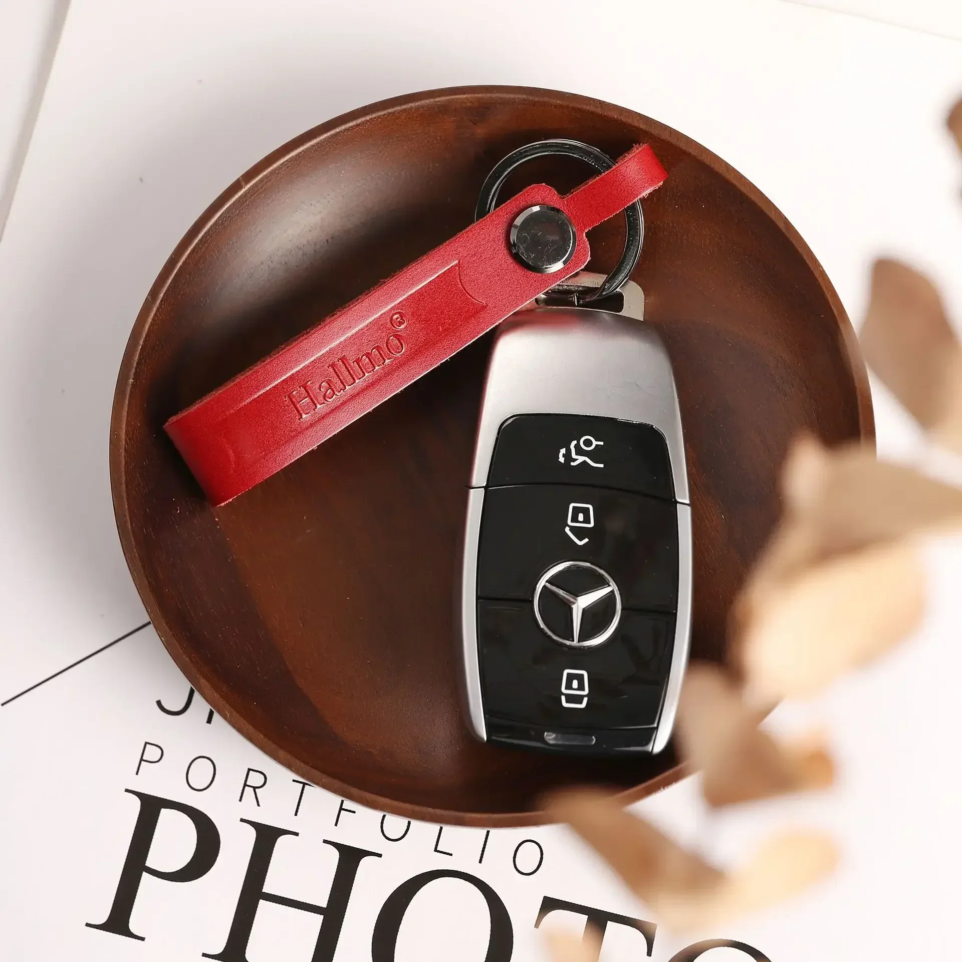 Car keychain creative  first layer cowhide key chain leather strip key rope does not hurt the car key genuine leather gift box