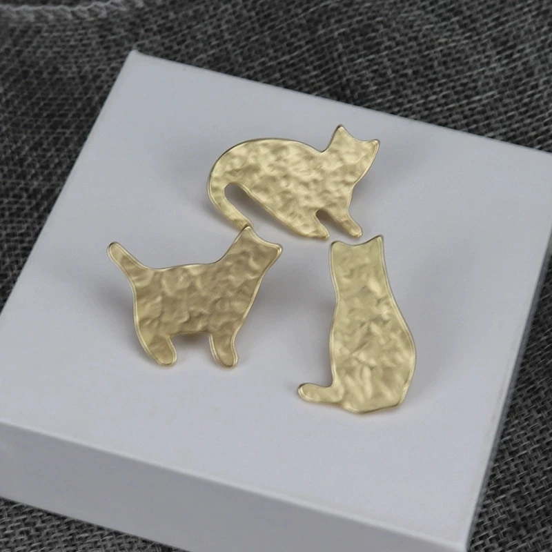 Fun and Cute Style Pale Gold Color Hammer Pattern Matte Cat and Dog Shaped Brooch Pet Enthusiast Party Decoration Brooch