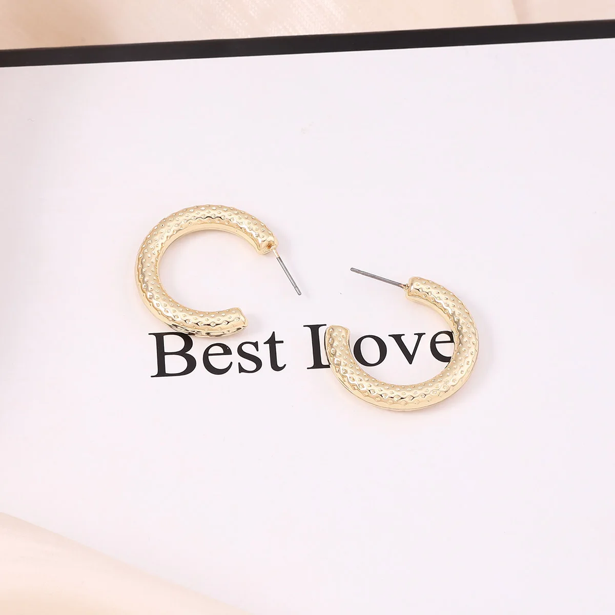 Retro geometric pleated texture multi-level design sense C letter plain ring earrings, simple and versatile model