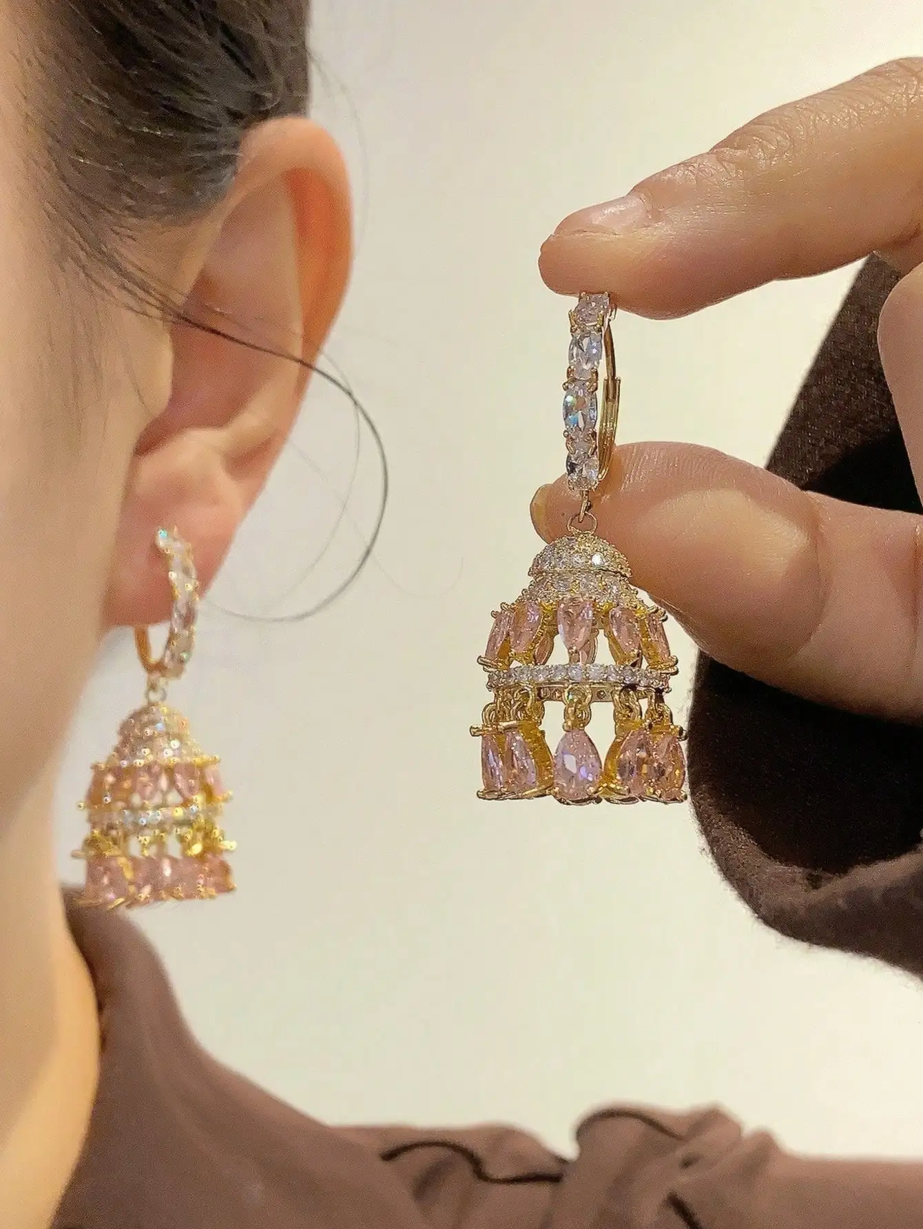 

Золотистые многослойные серьги-люстры с розовыми и прозрачными кубическими циркониями, дизайн в виде кольца-подвески, для вечеринок или повседневной носки