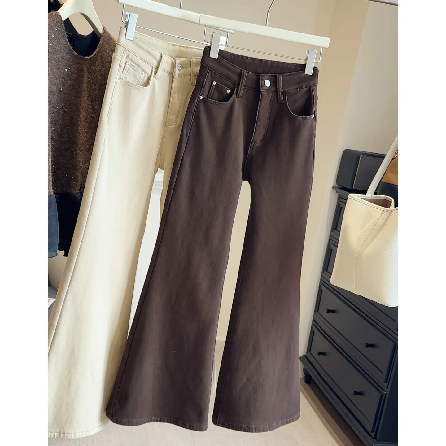 

Утолщенные флисовые коричневые слегка затянутые джинсы. Женские зимние новые грушевидные эластичные и тонкие широкие брюки с высокой талией.
