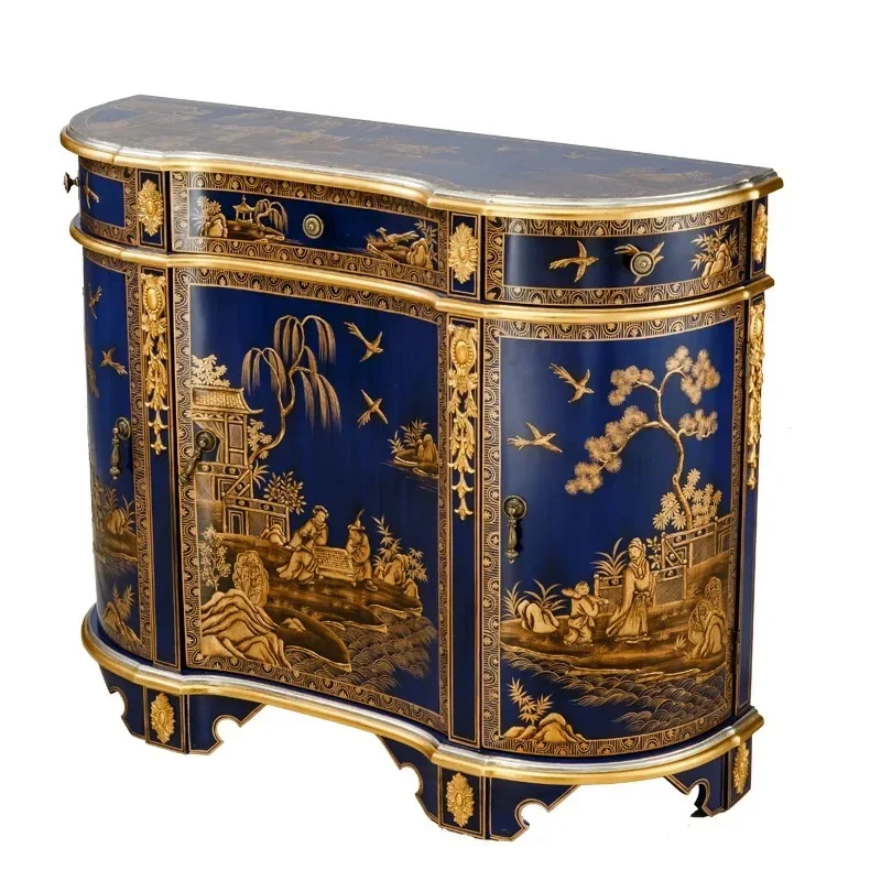 

В гостиной есть уникальные антикварные шкафы Buller, выполненные с использованием традиционных техник, а также изысканные трехдверные ретро-шкафы из дерева с ручной росписью.