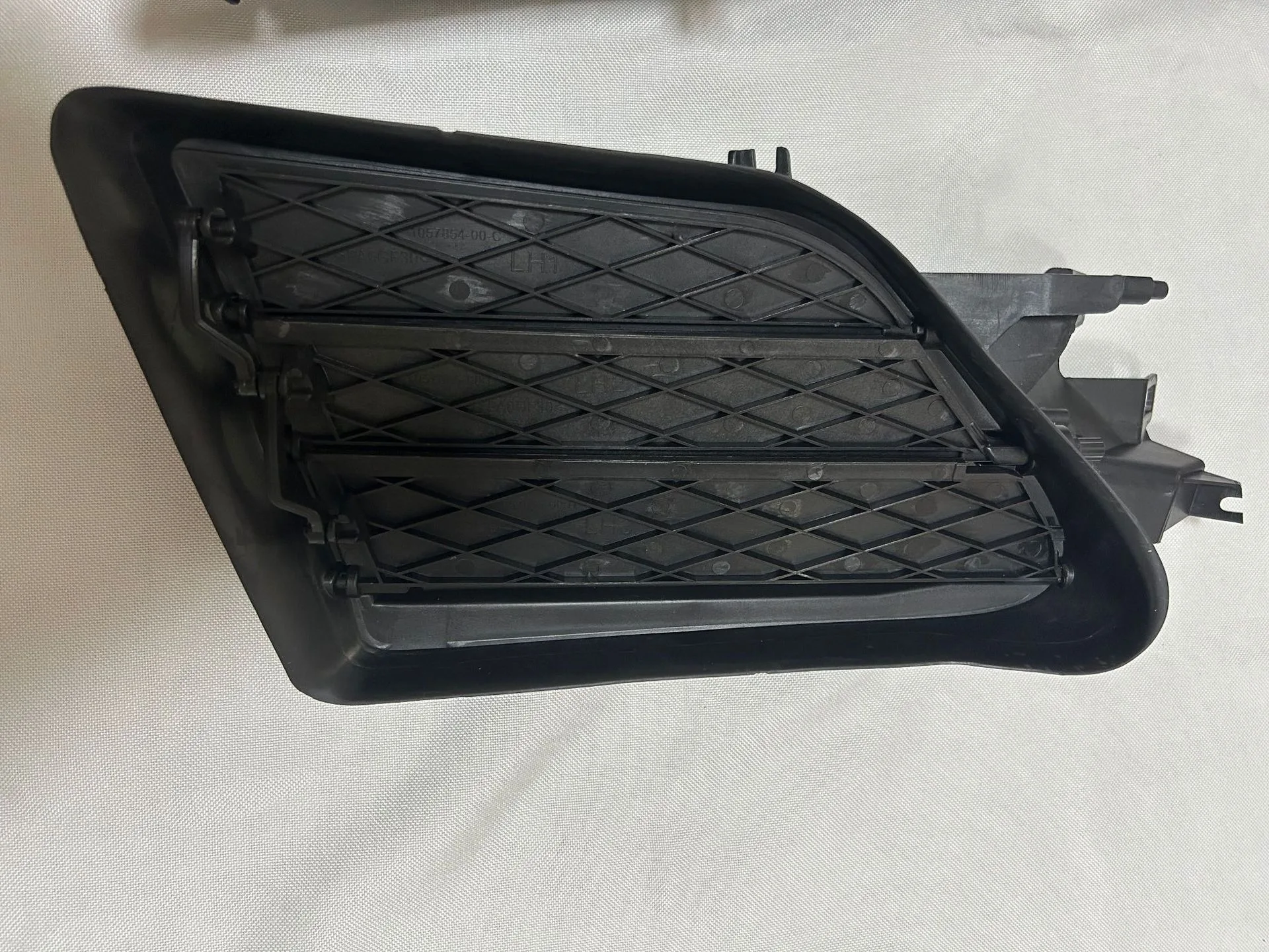 Für Tesla Model S 2016-2020 Auto-Stoßstange Aktiver Kühlergrill Nebelscheinwerfer-Gehäuse Rahmen 1057851-00-J 1058007-00-J Auto-Zubehör – Detail 6