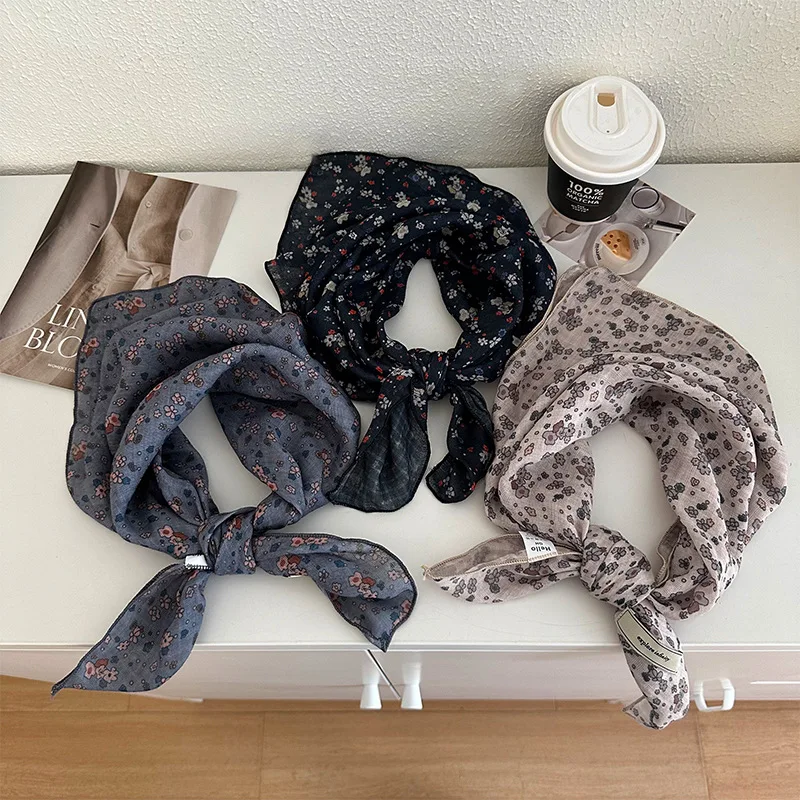 

Маленький квадратный шарф из хлопка и льна с цветочным принтом, женский двусторонний двухцветный корейский вариант, повязка на голову для защиты шеи со свежим темпераментом