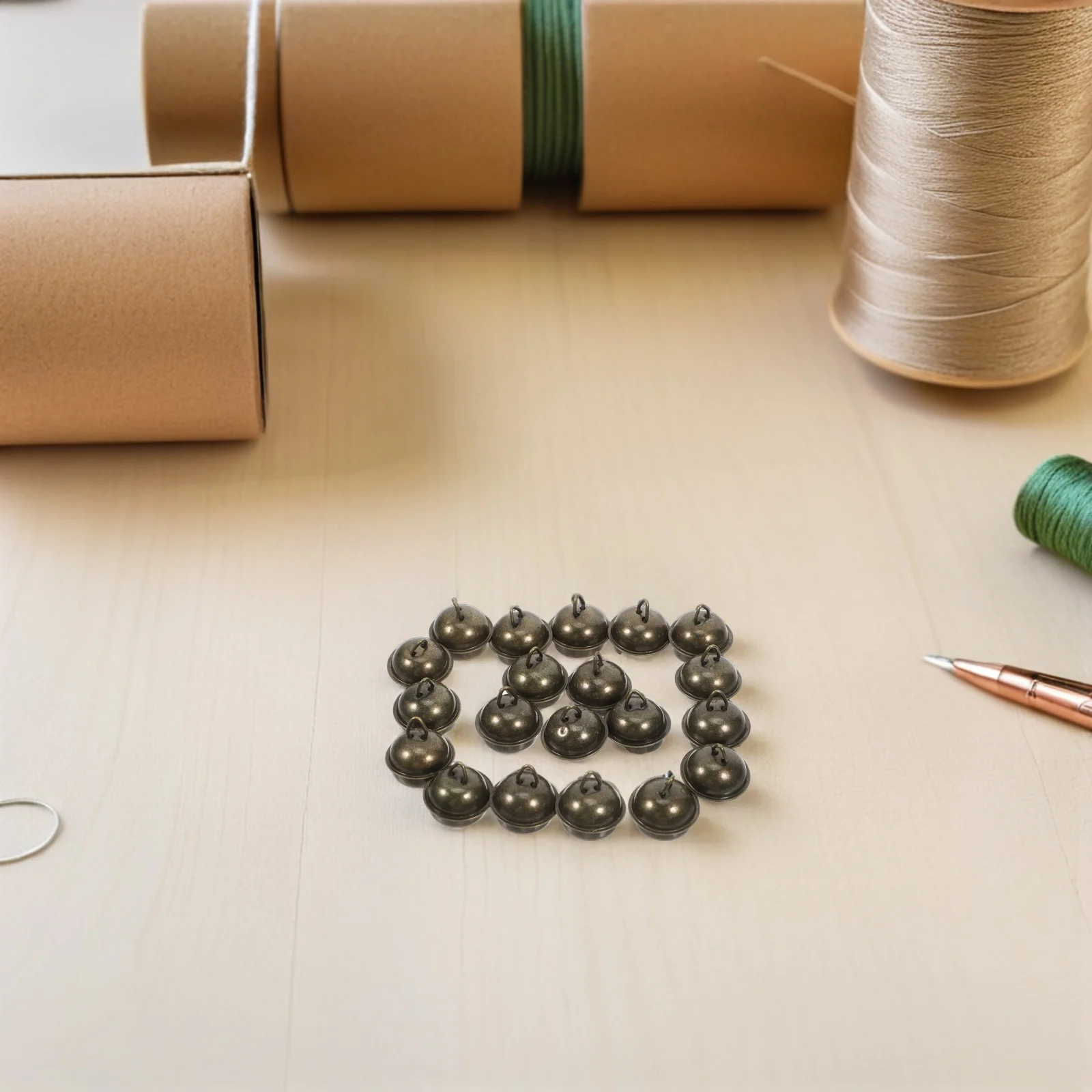 50 قطعة أجراس جلجل برونزية عتيقة 1 بوصة أجراس حرفية حديدية كلاسيكية لتقوم بها بنفسك حلي عيد الميلاد ديكور لحفلات الزفاف لتدريب الحيوانات الأليفة