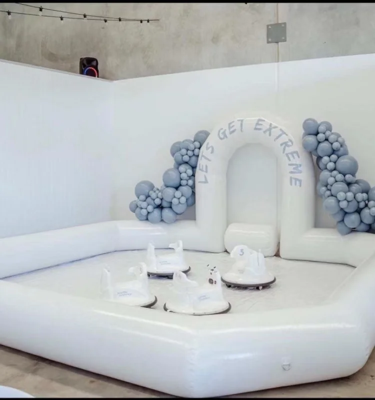 สนุก Commercial คลาสสิกสีขาวกันชนรถยนต์ Inflatable Arena Yard Track เด็ก Inflatable Race Track สีขาวเช่า Inflatable Arena