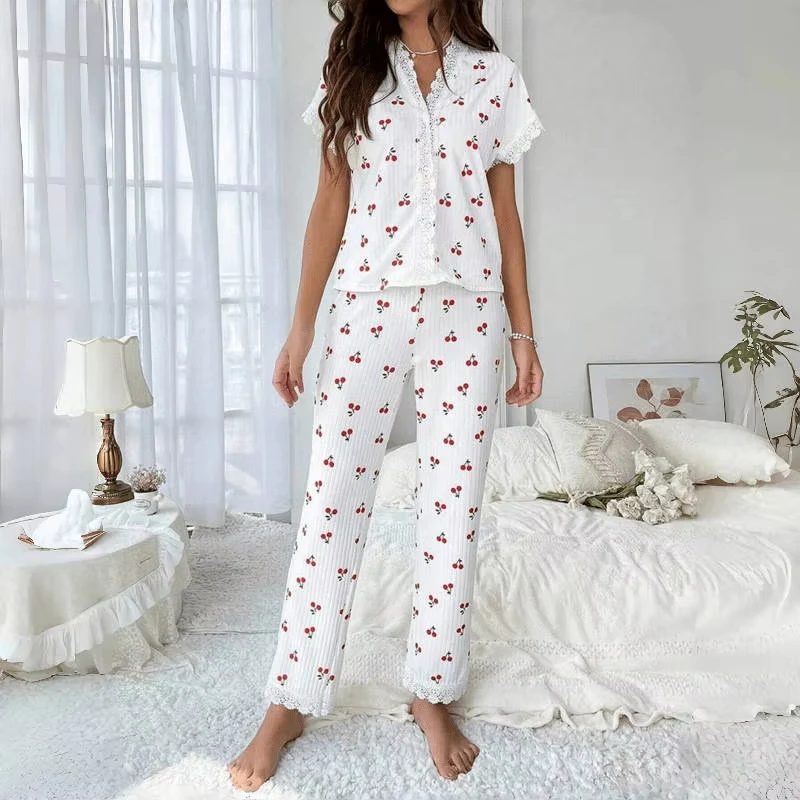 Damen-Pyjama-Set mit Spitzenbesatz, kurzärmliges Oberteil mit Knöpfen vorne und durchgehende Hose, Kirschdruck, 2-teilig, Nachtwäsche, Nachtwäsche, Homewear – Detail 2