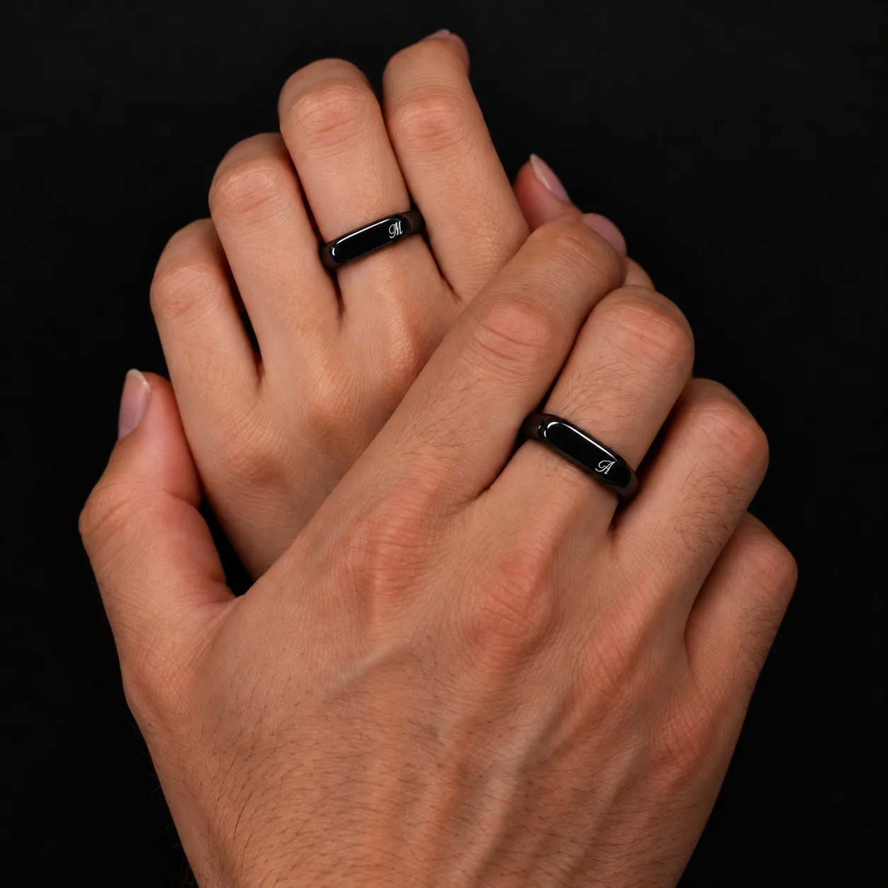 Anillo de sello personalizado con iniciales, de acero inoxidable, con detalles en oro y plata, con letras grabadas y diseño geométrico, para hombres y mujeres, ideal para el uso diario.