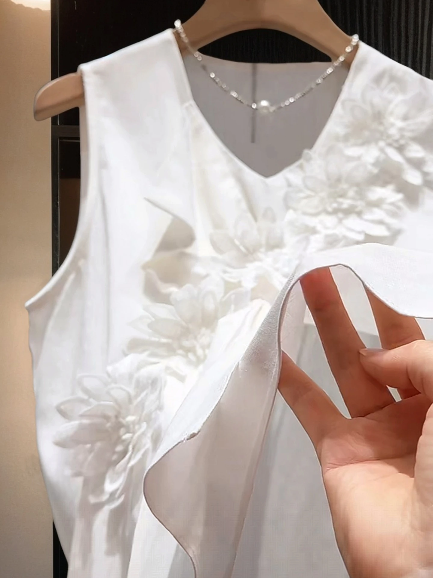 Top Estivo da Donna con Scollo a V Bianco, Ricamo Floreale Elaborato, Vestibilità Ampia, Stile Casual