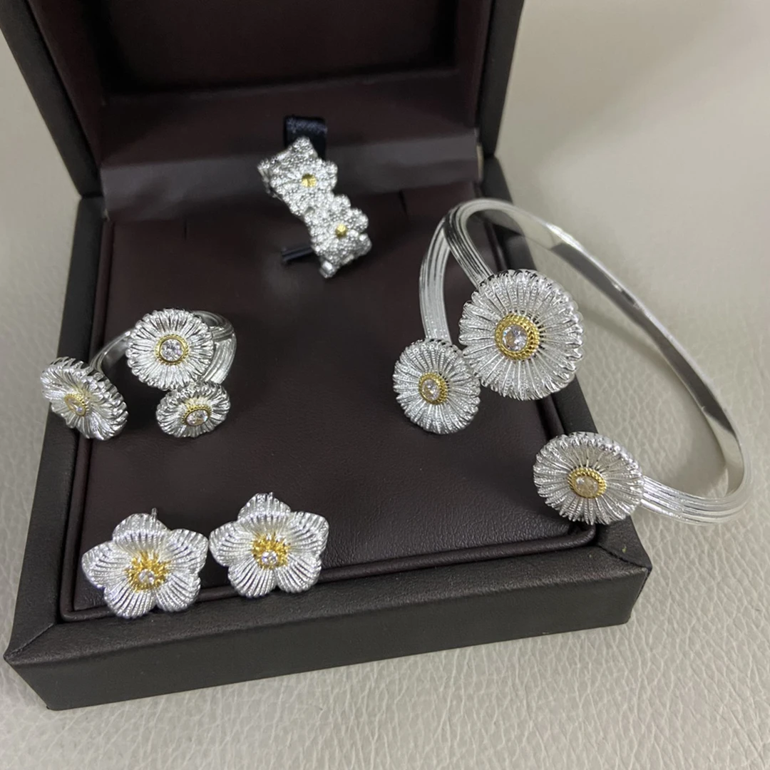 

New 18K gold-plated three in one daisy opening bracelet, gardenia ring, daisy earrings.Adjustable opening size