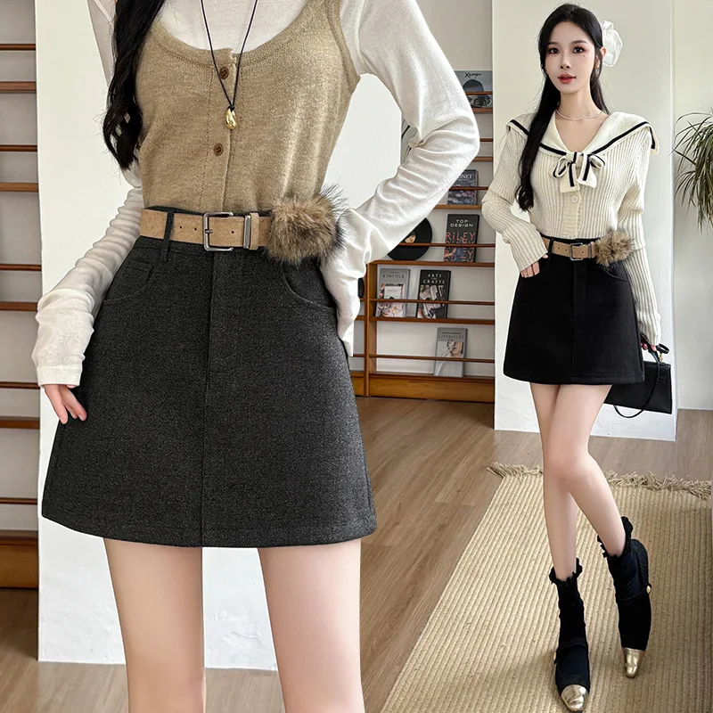 

Black hip hugging half skirt for women in winter 2025 new high waist slimming A-line woolen short skirt mini skirt, A-line skirt