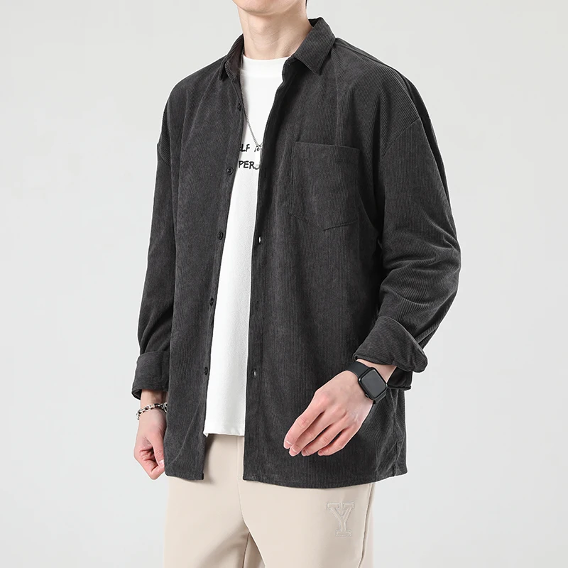 Corduroy blus lengan panjang pria, jaket kemeja kasual longgar berkancing warna musim semi 2025 dengan saku untuk pria