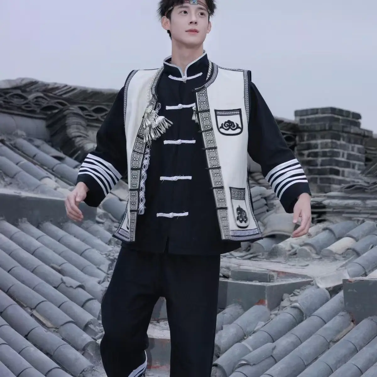 

Новый мужской костюм хмонов, традиционная китайская этническая одежда этнического меньшинства Йи, наряд для фестиваля факелов, сценические костюмы, ханьфу, мужской, большой размер