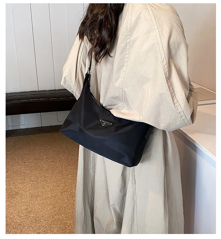 

​​"2025 New Women's Shoulder Bag Large Capacity Nylon Crossbody Bag Simple Fashion Tote Purse"​​