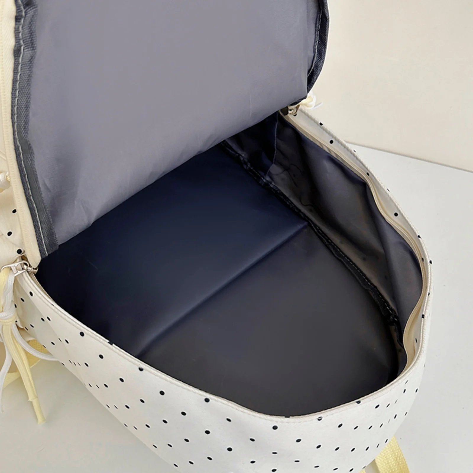 New lightweight and minimalist polka dot pattern high school backpack, large capacity leisure travel bag, commuting computer bag