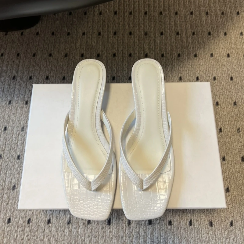 Sandal jepit wanita model baru musim panas 2025, retro, ujung persegi, hak rendah, kulit, serbaguna, ujung terbuka, hak kucing, hak ramping