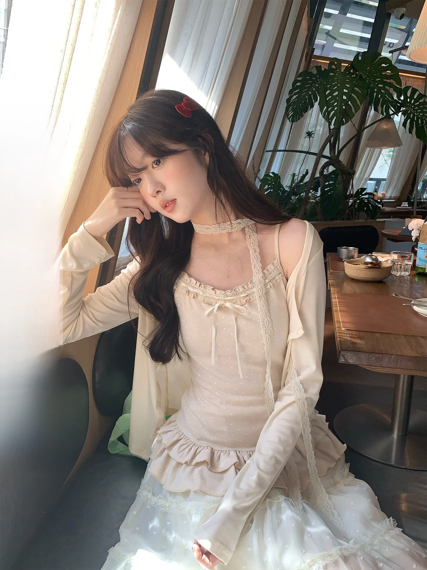 

Комплект из двух предметов: корейский кардиган Holli с длинными рукавами, в горошек, с оборками по низу, на завязках, и топ на бретельках. Новинка весенней коллекции для женщин.