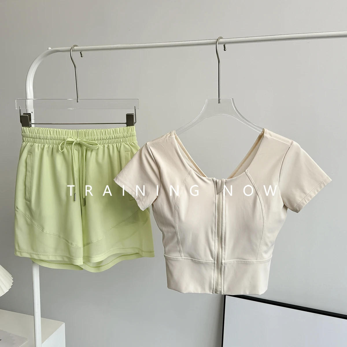 

Sports suit for women in summer 2025 new fashionable and fashionable fitness clothes casual speed running yoga short sleeves