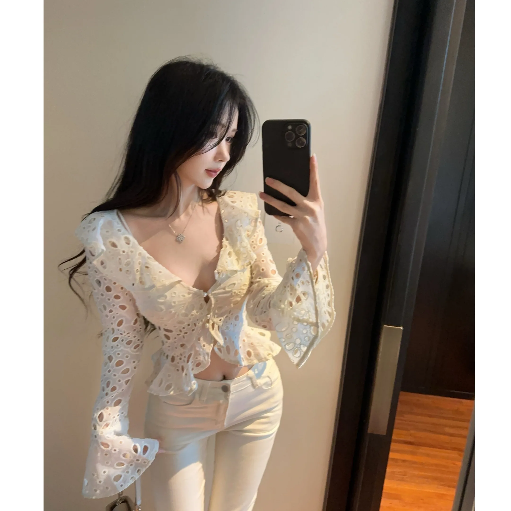

White V-neck Hollow out Lace Trim Shirt Women's Body Shape Show Short Top Citywalk Spring Fashion Pure Desire Atmosphere