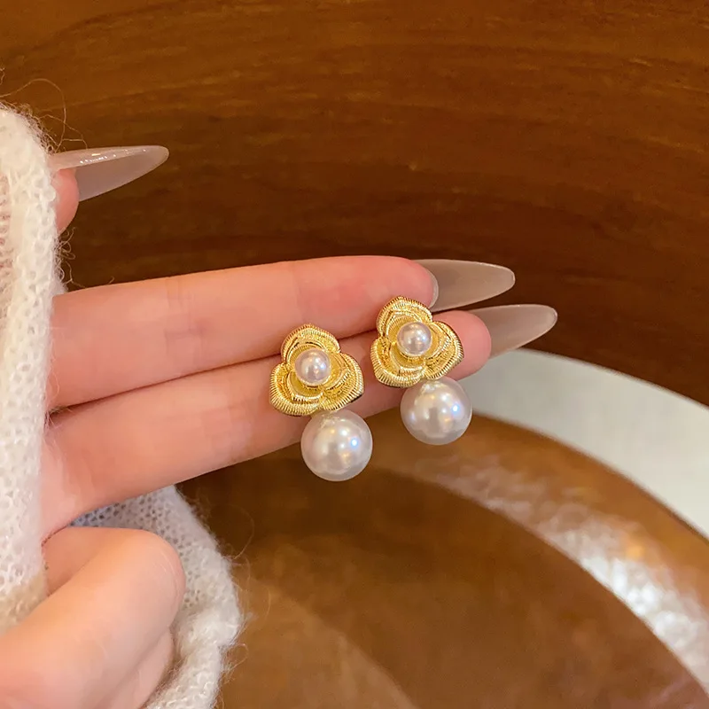 

Camellia inlaid pearl ear pendants, light luxury niche high-end unique earrings, daily vacation jewelry