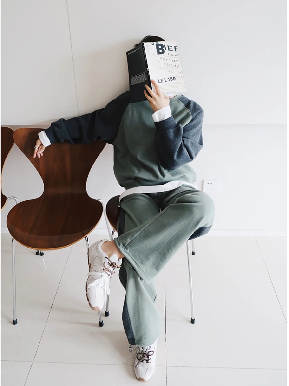 

Модный зимний комплект из худи и брюк с контрастными цветовыми блоками для женщин: трендовый пэчворк-костюм для студентов и работы