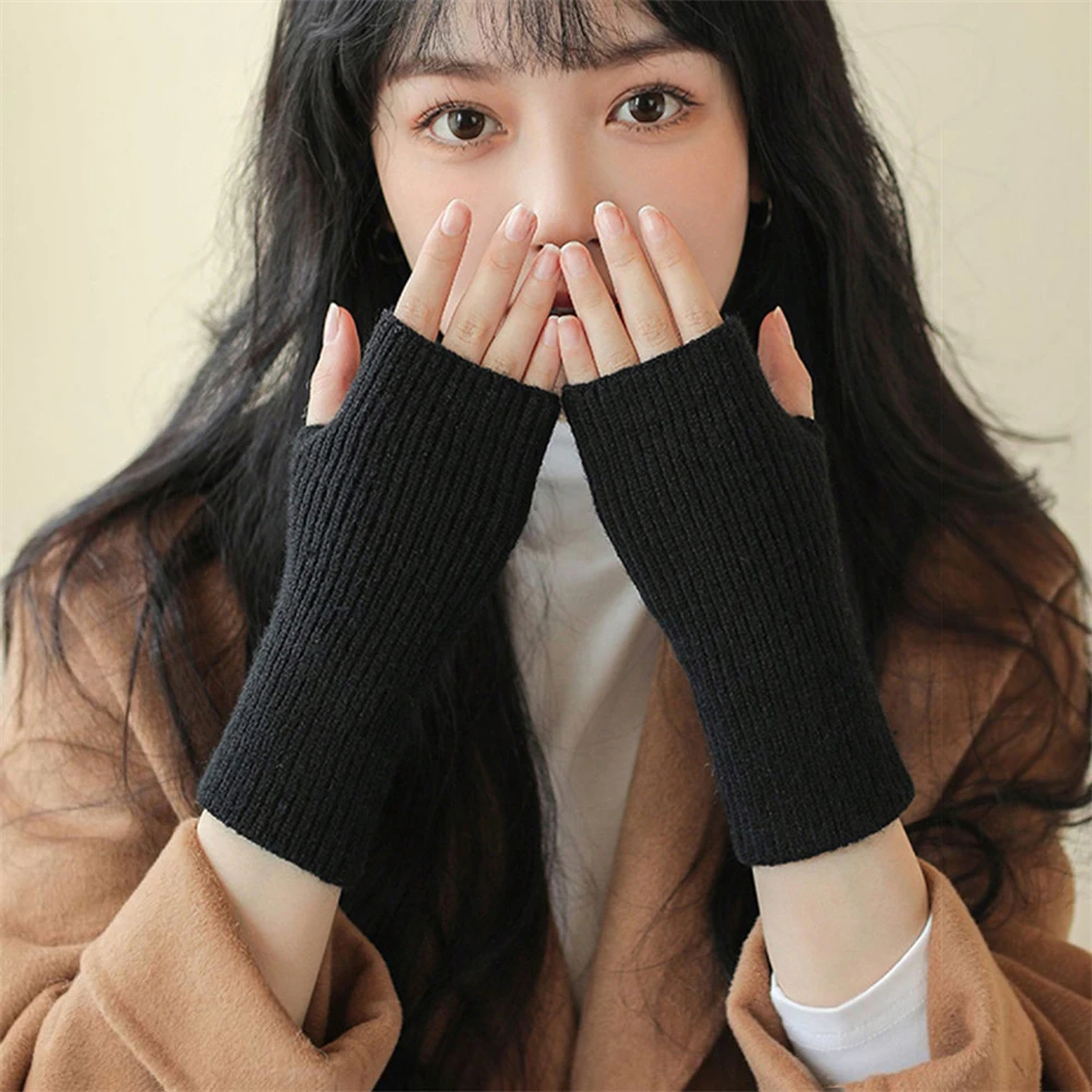 زوج واحد من إكسسوارات الأكمام للنساء لتدفئة الذراع قفازات شتوية متماسكة بدون أصابع لطيفة لحارس الذراع نصف إصبع #1