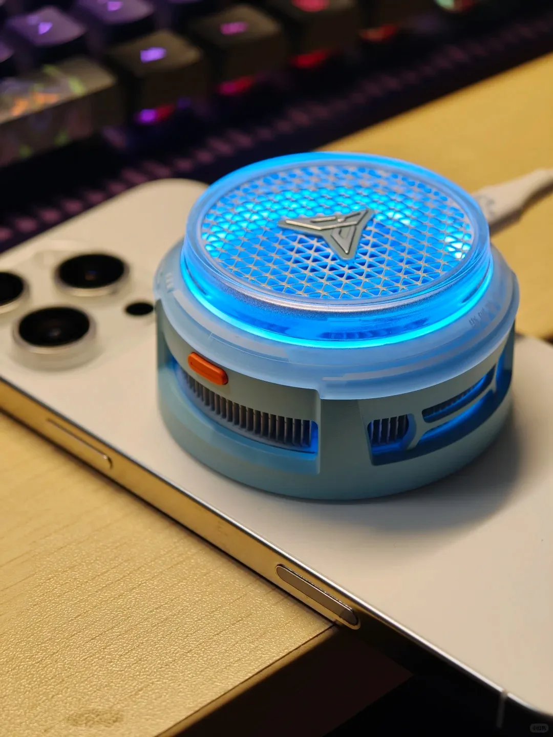 flydigi-b9x-whitr-enfriador-magnetico-para-telefono-dispositivo-de-refrigeracion-por-semiconductor-rgb-para-esports-ventilador-electrico
