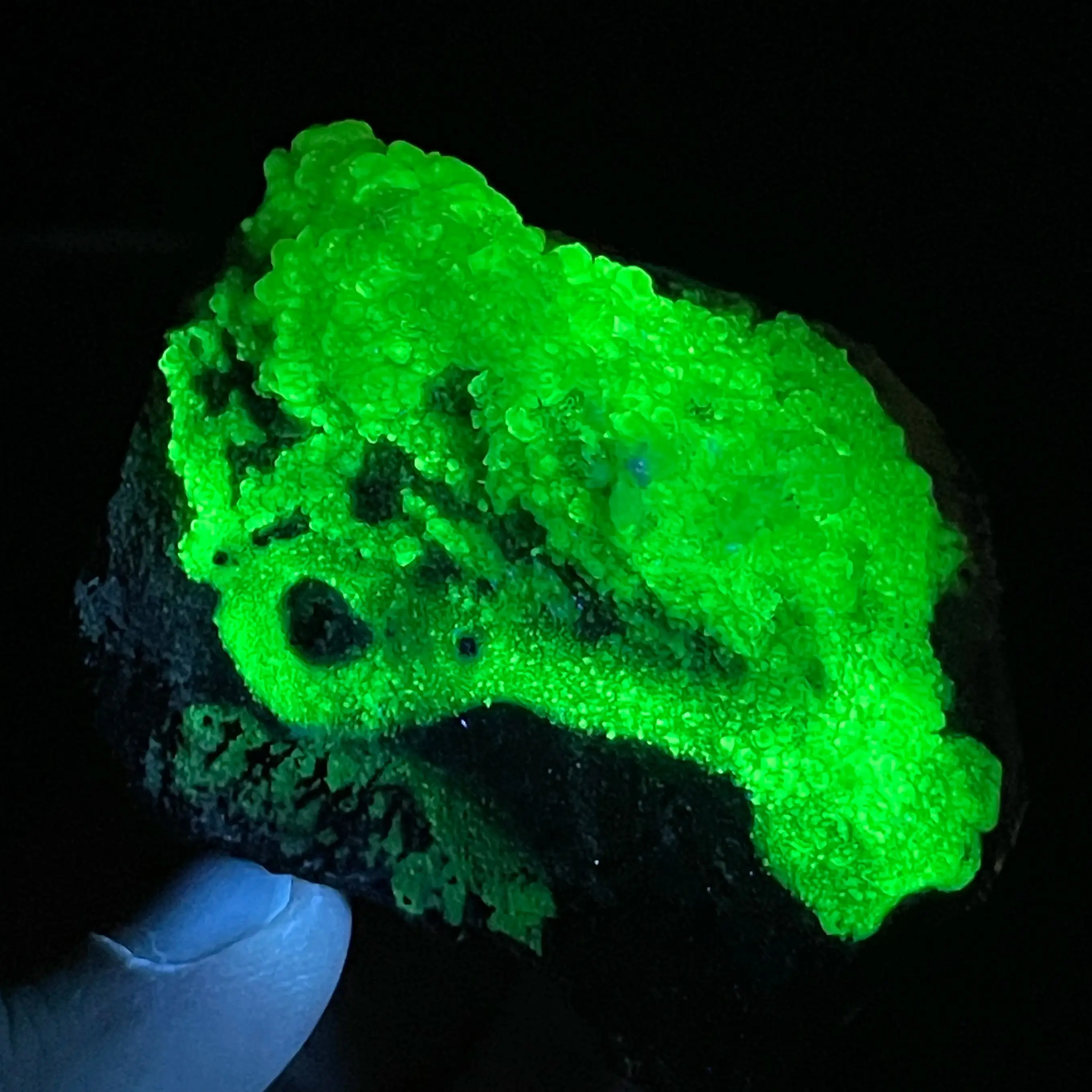 Hyalite naturelle de Namibie avec tourmaline noire, effet fluorescent, spécimen minéral, décoration d'intérieur, lithothérapie