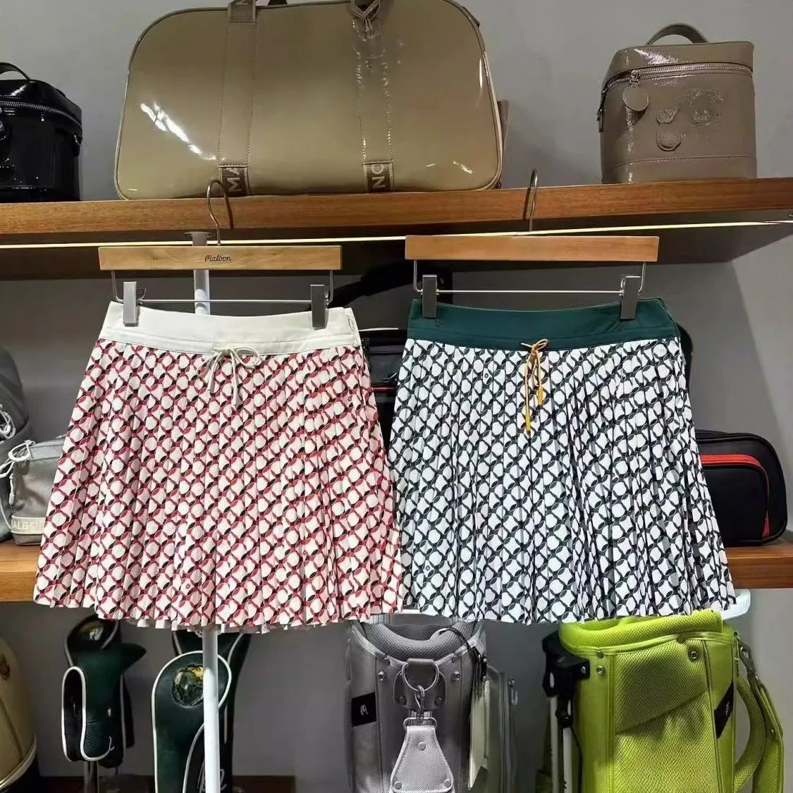 

Женская одежда для гольфа: скромная плиссированная юбка с принтом — универсальная и легко сочетаемая в образах.