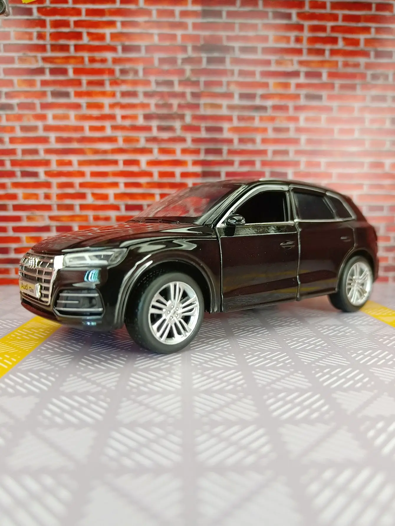 1:32 AUDI Q5 SUV Alloy Car Model Diecasts Metal Toy Vehicles Car Model Simulation Sound And Light Collection Childrens Toy Gifts