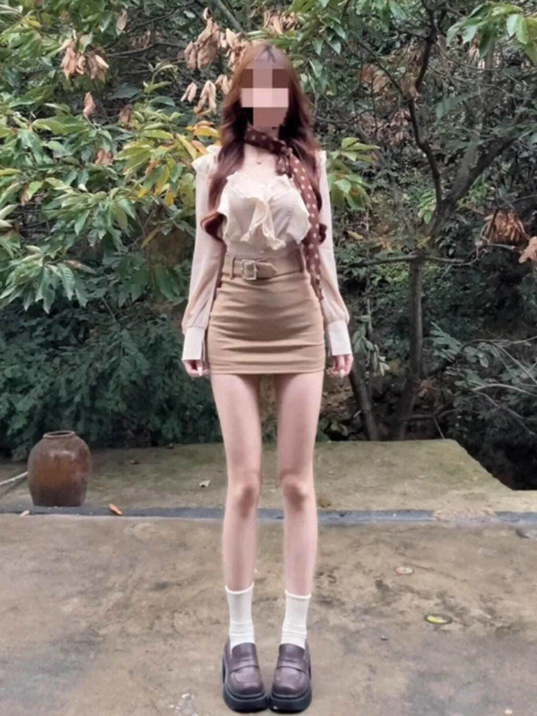 

Весенний элегантный комплект из двух предметов: топ и юбка-карандаш миди из хлопка с завышенной талией в винтажном нежном стиле.