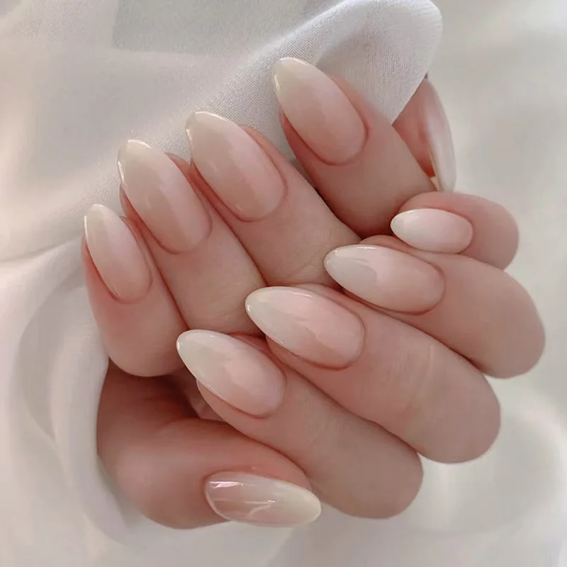 Pregos postiços doces com encantos para meninas, médios e longos, reutilizáveis pressionam unhas com encantos de amêndoa, nu branco simples, pontas de unhas gradientes, 24PCs