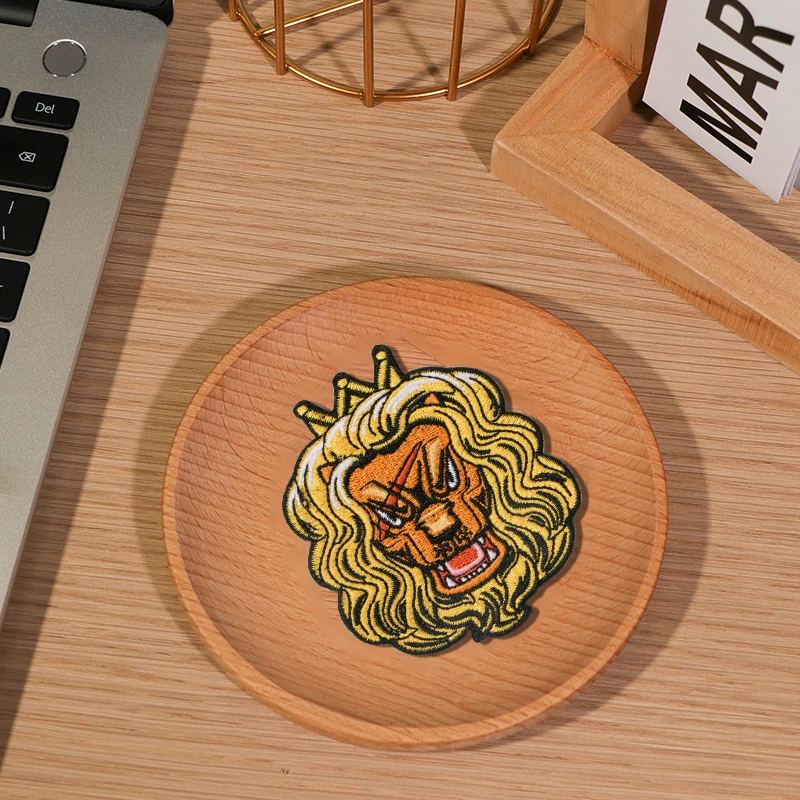 5 toppe ricamate termoadesive con corona d'oro e leone adatte per magliette fai da te, felpe, giacche, jeans, zaini, borse,