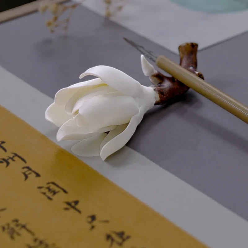 مجموعة حامل أقلام من زهور ماغنوليا المقلدة وأقلام السيراميك، مثالية لدعائم الزخرفية ومستلزمات كتابة الخط