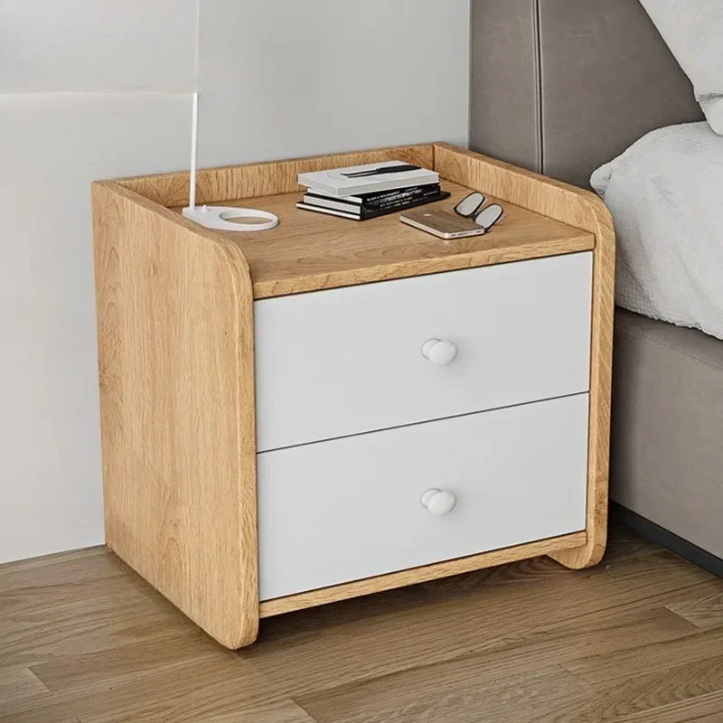 

Современная простая прикроватная тумбочка для спальни. Небольшой прикроватный сундук.