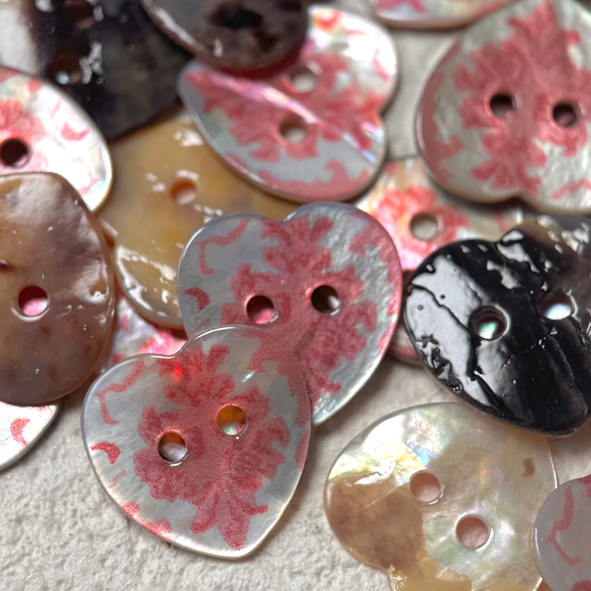 12Pcs 15mm Natural Shell Two-Hole Button Heart Dyed Colorful Sweater Coat Shirt Clothing Accessories Decorative Button D123