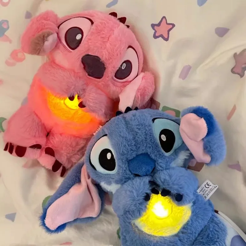 Disney Lilo & Stitch ตุ๊กตายัดไส้ตุ๊กตายัดไส้ตุ๊กตาผ้าพลูชินียัดไส้รูปเทวดาหูเคลื่อนย้ายได้นอนหลับอย่างสงบสุขของขวัญนุ่มน่ารักสำหรับเด็ก