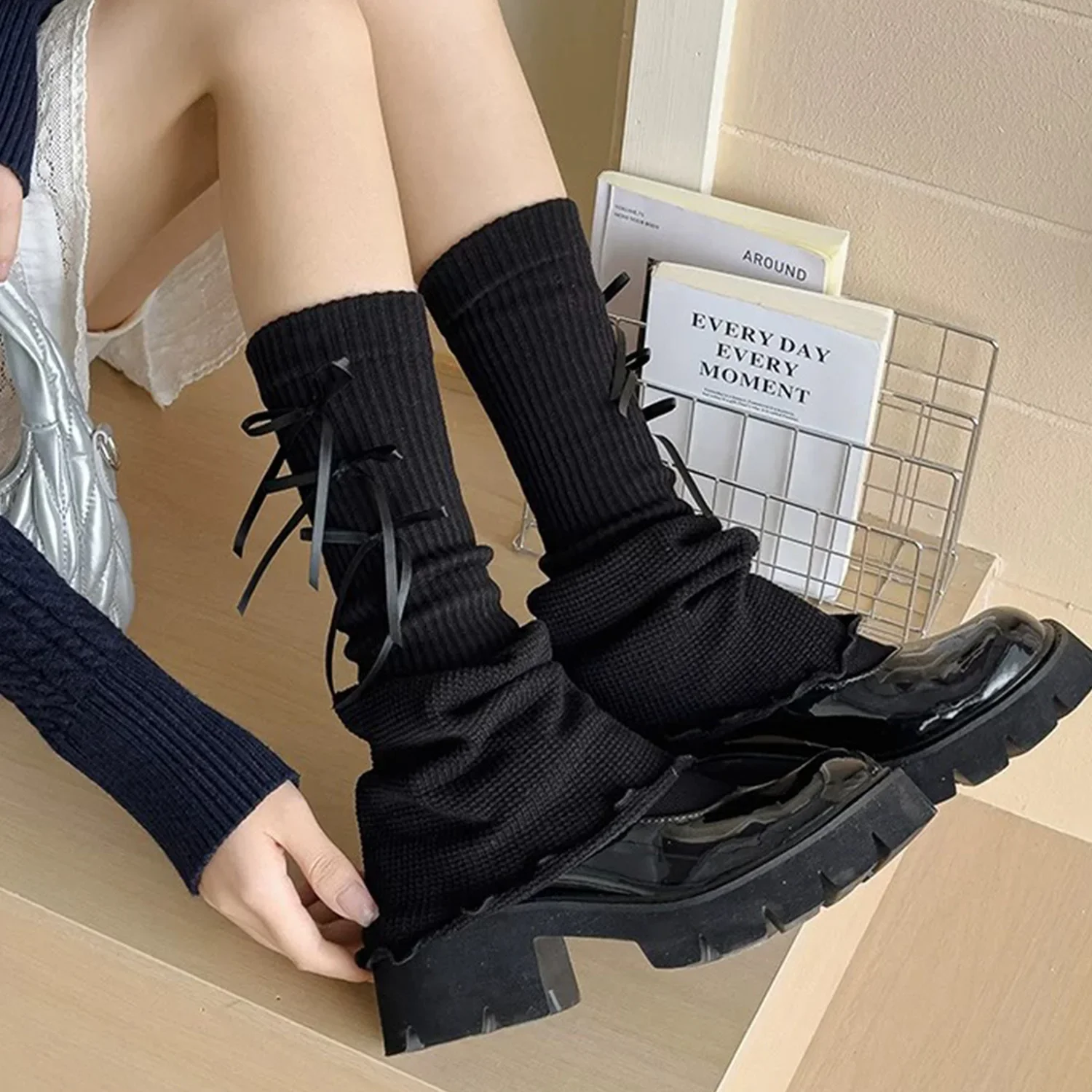 Damskie jesienno-zimowe skarpetki kawaii z warstwowymi kokardkami, jednokolorowe skarpetki z kokardką dla dziewcząt, modne, uniwersalne ocieplacze na nogi, słodkie pończochy JK.