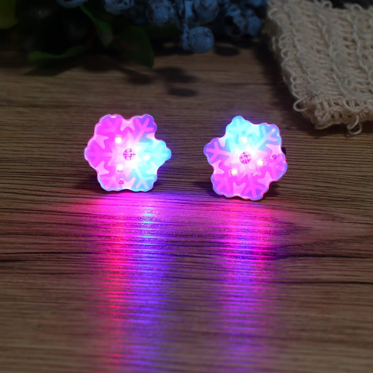 25 pçs camisa esmalte boutonniere natal glitter broches led emblemas brilhantes para ornamento de árvore meia decoração artesanato