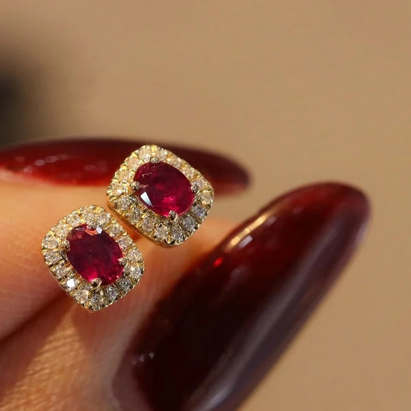 Huitan Fashion Red Cubic Zirconia Kolczyki sztyfty Luksusowe ślubne akcesoria do uszu w kolorze złotym dla kobiet Wszechstronna biżuteria Hurtownia