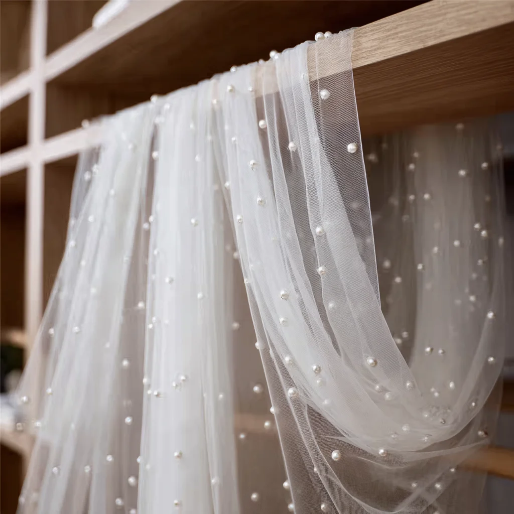 Ein eleganter 6,56 Fuß langer Tischläufer in sechs Perlmuttfarben, perfekt für Hochzeiten und Veranstaltungen, und eine ideale Weihnachtsdekoration. – Detail 2